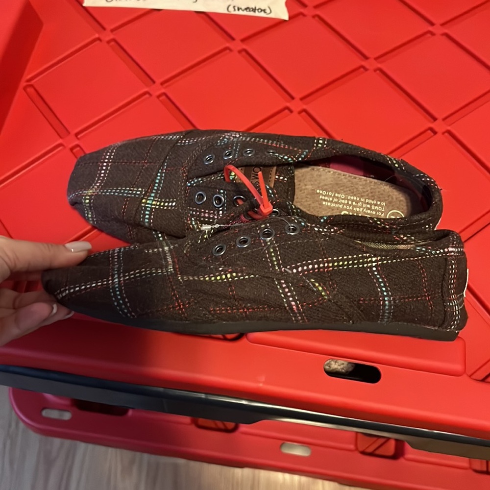 TOMS slip on